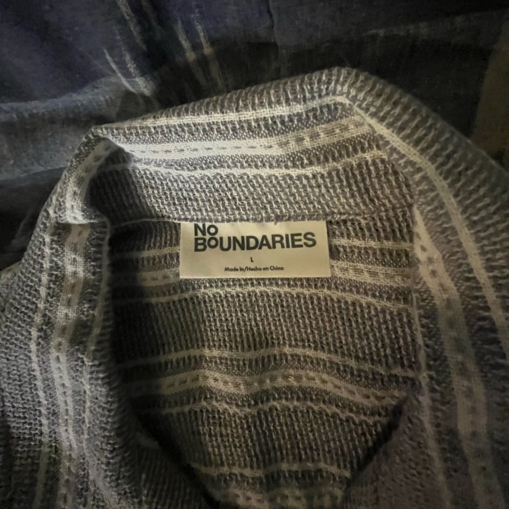 No Boundaries Men's Casual Gray Striped Shirt